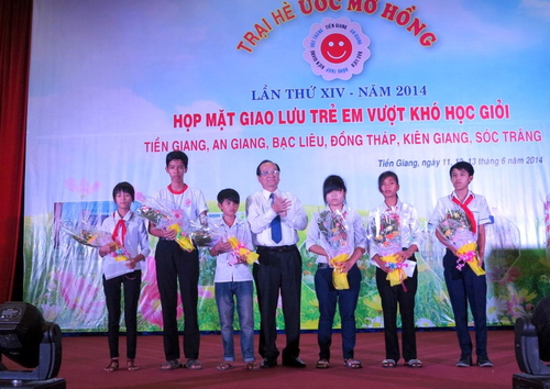 Ông Trần Thanh Đức - Phó Chủ tịch UBND tỉnh Tiền Giang trao thưởng cho các em thiếu nhi tiêu biểu